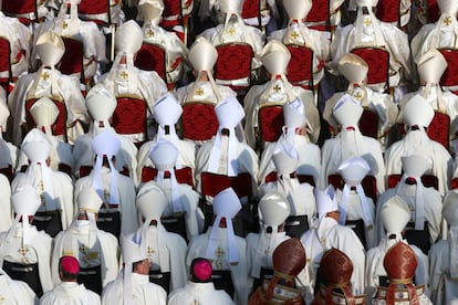 Cardenales y obispos esperan el inicio de una misa dirigida por el papa Francisco con motivo de la finalización del Jubileo de la Merced, en el Vaticano el 20 de noviembre.