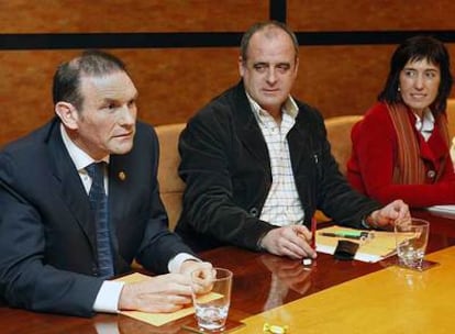 Juan José Ibarretxe, Joseba Egibar y la alcaldesa de Mendaro, Irune Berasaluze, en la ejecutiva del PNV.
