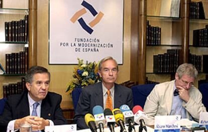 El vicepresidente del FME, Carlos Hernández Gil, Marchesi y el profesor Sweet, durante la presentación del estudio.