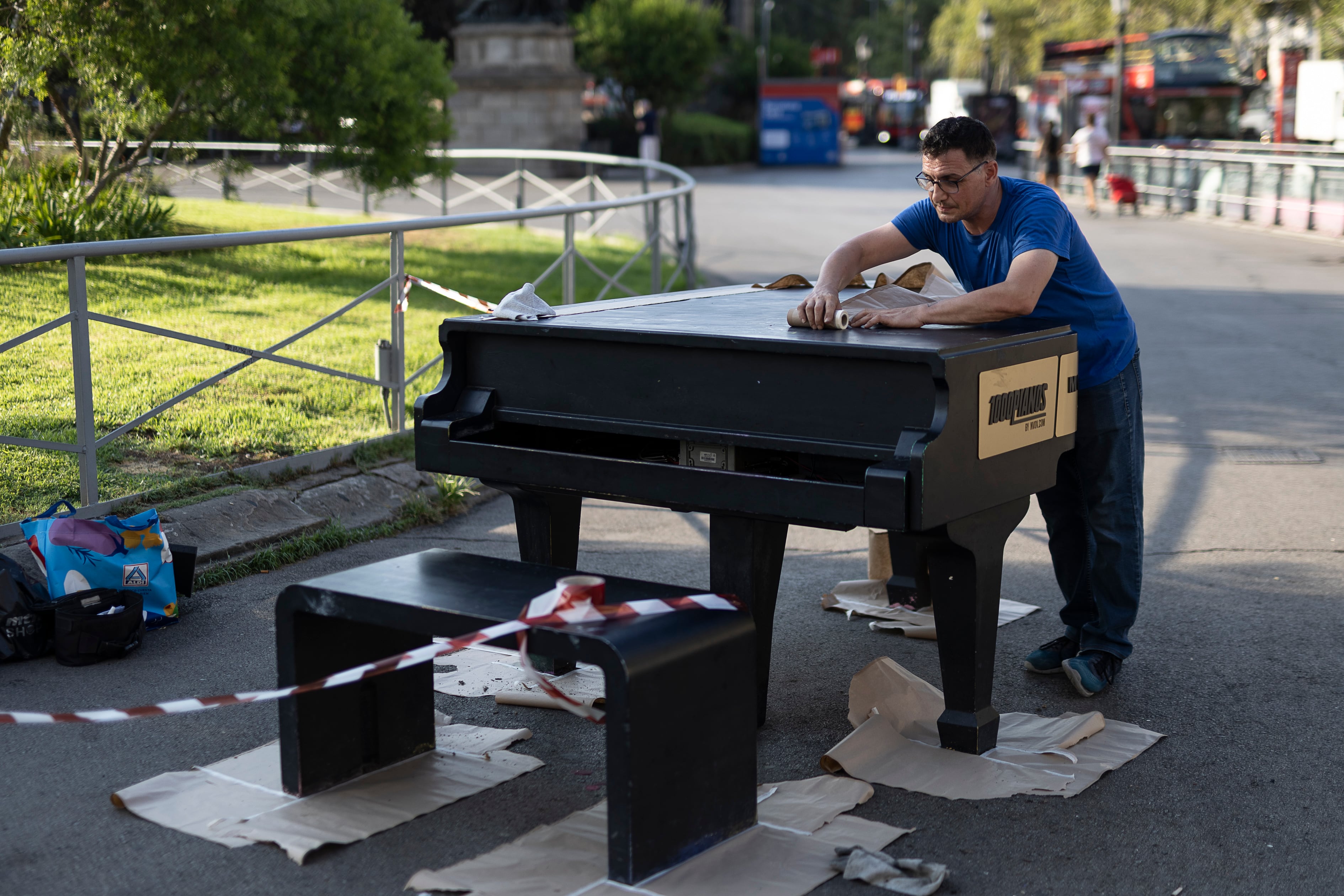 Iván Berruezo repara y pinta el piano de plaza Catalunya tras ser vandalizado.