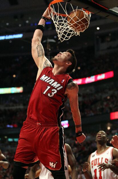 Mike Miller, de los Heat, clava un mate.