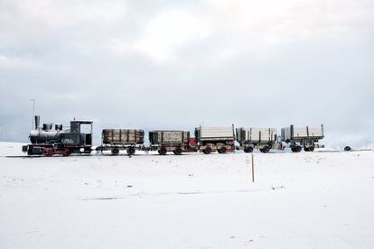 Un tren locomotora antigua que se utilizó para el transporte de carbón se conserva como un monumento en Ny-Alesund, en Svalbard, Noruega, 13 de octubre de 2015. Una cadena noruega de islas sólo 1.200 kilometros (750 millas) del Polo Norte está tratando de promover las nuevas tecnologías, el turismo y la investigación científica en un cambio de la minería a gran contaminante del carbón que ha sido un pilar de la economía a distancia durante décadas. Noruega suspendió más la minería del carbón en el archipiélago de Svalbard año pasado debido a los altos costos y está buscando empleos alternativos para unos 2.200 habitantes en las islas donde los osos polares deambulan. Parte de la respuesta puede ser la de impulsar la ciencia: en Ny-Alesund, la liquidación no militar permanente más septentrional del mundo, científicos de 11 países, entre ellos Noruega, Alemania, Francia, Gran Bretaña, India y Corea del Sur cuestiones de estudio, como el cambio climático. La presencia de Noruega, miembro de la OTAN, también da a la alianza un punto de apoyo estratégico en el extremo norte, cada vez más importante después de la vecina Rusia anexó la región de Crimea de Ucrania en 2014. REUTERS / Anna Filipovaâ € Foto 12 de 19 - BÚSQUEDA "SVALBARD Filipová" Para todas las imágenes