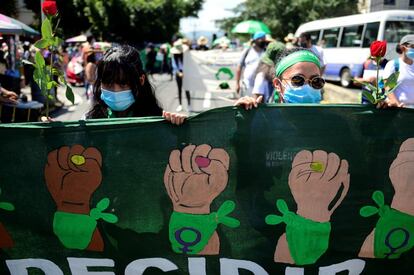 Las salvadoreñas también salieron a las calles para conmemorar este día por el aborto legal para exigir cambios a la ley en uno de los países más restrictivos de toda la región. 