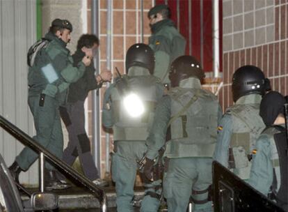 Agentes de la Guardia Civil conducen al presunto etarra Javier Gutiérrez al registro de su domicilio.