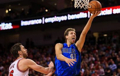 Nowitzki se dispone a anotar, ante Pau Gasol.