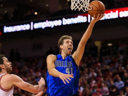 Nowitzki se dispone a anotar, ante Pau Gasol.