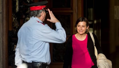 Carme Forcadell surt del Parlament.