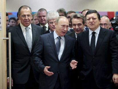 Vladímir Putin (en el centro) y José Manuel Durão Barroso (derecha), ayer en Bruselas.
