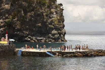 Una piscina en las rocas en Caloura, en San Miguel.