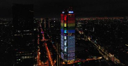 La torre de BBVA en Ciudad de México se ilumina con motivo del Orgullo LGBT.