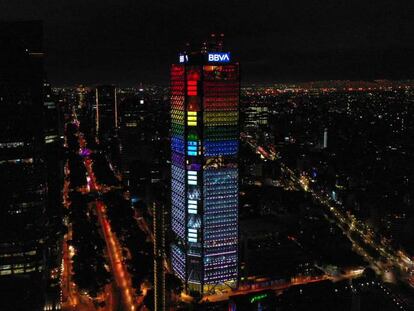 La torre de BBVA en Ciudad de México se ilumina con motivo del Orgullo LGBT.