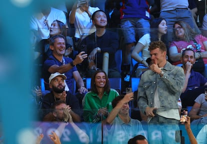 Léon Marchand, el miércoles en el Bercy Arena de París durante el partido entre Brasil y EE UU.