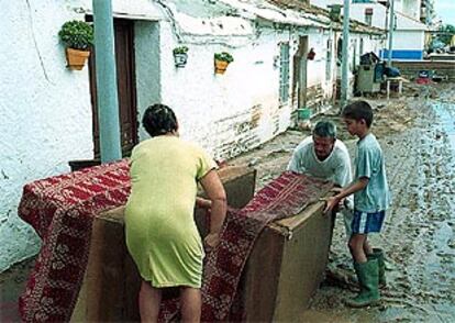 Vecinos de Rincón arreglan los desperfectos en sus casas tras la inundación.