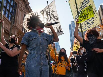 Manifestantes democratas dançam em frente ao Centro de Convenções de Filadélfia, onde são apurados os votos do Estado