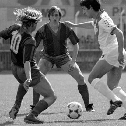 Cruyff (en medio), en un Rayo-Levante del curso 1980-1981.