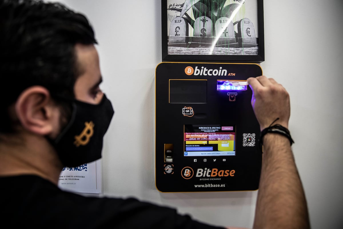 Bitcoin: Más caros pero más sencillos: el silencioso despegue de los  cajeros de criptomonedas | Economía | EL PAÍS
