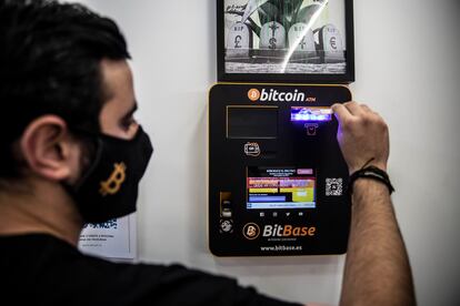 Gaetano Domínguez, en el cajero de bitcoins de la tienda BitBase situado en la calle de Princesa (Madrid).