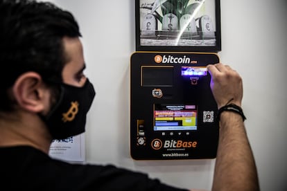 Gaetano Domínguez, en el cajero de bitcoins de la tienda BitBase situado en la calle de Princesa (Madrid).