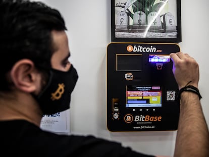 Gaetano Domínguez, en el cajero de bitcoins de la tienda BitBase situado en la calle de Princesa (Madrid).