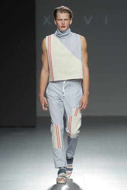 Xavi Reyes, ganador de este año del premio Mercedes-Benz Fashion Talent, ha regresado a los veranos en su pueblo extremeño. De ese recuerdo, Reyes ha extraído materiales como el yute (utilizado para fabricar alforjas para burros) y el hilo, presentado en chilabas, 'tops' y pantalones en rayas blancas y azul cielo para homenajear. Como cinturón para las bermudas y los pantalones largos, cuerdas de algodón. Un recurso rústico y 'chic' que refuerza el concepto de la colección, un homenaje a su madre y a su abuela. Y como pasa en todos los pueblos, en este también hay un hombre moderno del que todo el mundo habla. El toque yeyé corre a cargo de pantalones de campana y flores que despliegan su esplendor entre un blanco tan inmaculado como el las casas ibicencas y se alternan con transparencias que dejan entrever la piel.