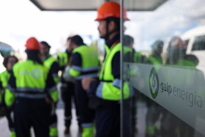 Trabajadores de Galp en su refinería de Sines (Portugal).