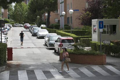 Barrera de control en el número 63 de la calle de Pico de los Artilleros, en el madrileño distrito de Moratalaz, el pasado 13 de agosto.