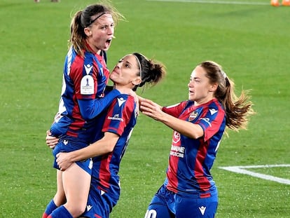 Esther Gonzlez sostiene a Eva Navarro despus de que esta anotase un gol este martes ante el EDF Logro?o en la semifinal de la Supercopa.