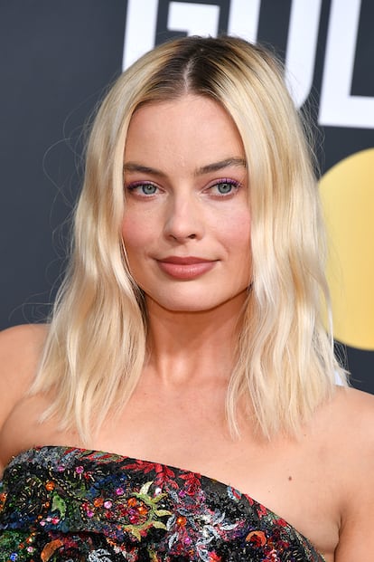 Margot Robbie. La australiana no teme a las raíces oscuras. Ella es una de las muchas celebrities que se suman a romper con el tabú y al resultado desenfadado que se consigue con ello.

Para su asistencia a los Globos de Oro el pasado domingo (nominada a actriz de reparto por su papel en El escándalo), escogió un peinado natural a base de ondas medio deshechas, raya en medio y raíz oscura de unos tres centímetros.