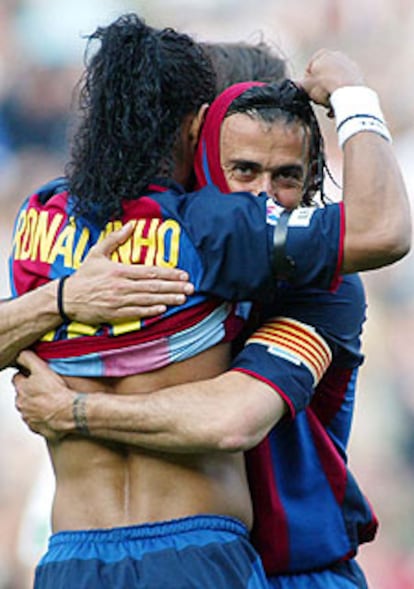 Ronaldinho celebra con Luis Enrique su gol al Racing