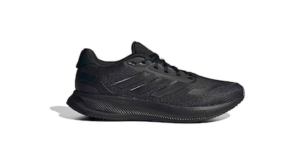 Zapatillas Adidas sobre fondo blanco.