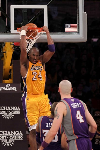 Kobe Bryant haciendo un mate de espaldas en el partido Lakers-Suns.
