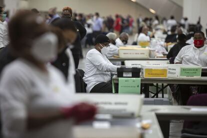 Trabajadores del centro de recuento electoral de Detroit, en Michigan, procesan los votos tras el cierre de los colegios electorales.