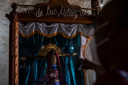 habitante de Nurio muestra una de las imágenes que se salvaron en el incendio de la iglesia