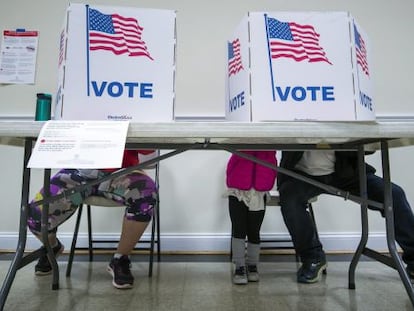 Unos ciudadanos estadounidenses votan en un colegio electoral durante la jornada de elecciones presidenciales en Estados Unidos, en Fairfax (Virginia, EE.UU.) .