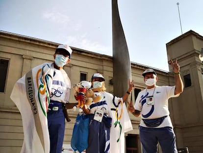 Tres antiguos voluntarios junto al pebetero el pasado 25 de julio