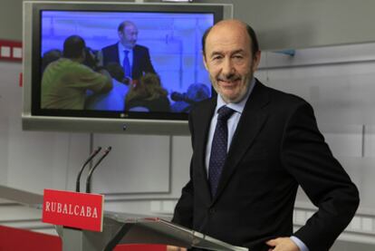 El candidato socialista, Alfredo Pérez Rubalcaba, durante la rueda de prensa en Ferraz.