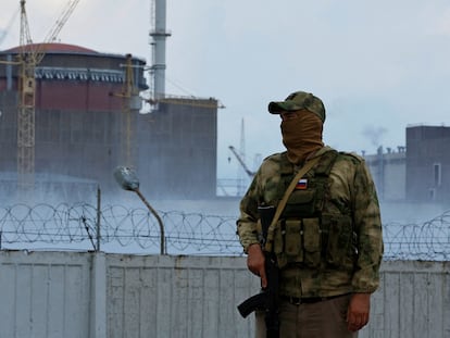 Un militar ruso, frente a los reactores de la central nuclear de Zaporiyia.
