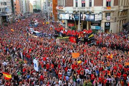Los madrileños se echaron a las calles el día 12 de julio para ver el paseíllo en autobús de la selección española, que ganó el Mundial de fútbol celebrado en Sudáfrica.