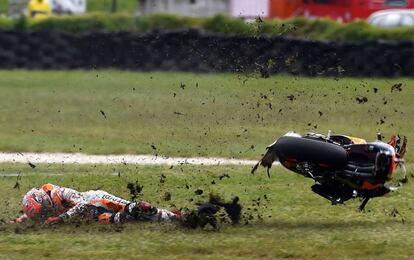 Marc Márquez se lamenta tras su caída en la carrera de Phillip Island.