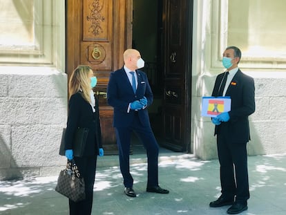 El presidente de La Falange Manuel Andrino, a la derecha, con el recurso en la mano. Le acompañan el jefe de comunicación y la procuradora Begoña del Arco.