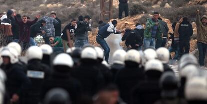 J&oacute;venes palestinos del campo de refugiados al-Jalazoun en un enfrentamiento con la polic&iacute;a palestina el pasado enero.