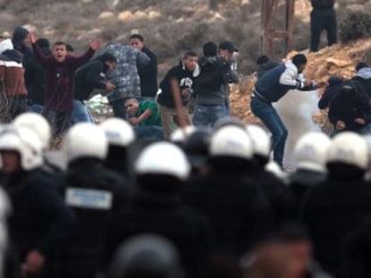 Jóvenes palestinos del campo de refugiados al-Jalazoun en un enfrentamiento con la policía palestina el pasado enero.