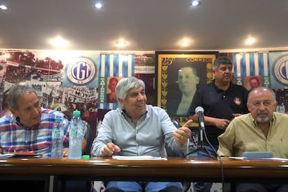 Hugo Moyano (centro) en rueda de prensa en la CGT este mi&eacute;rcoles. 