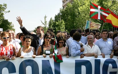 Mariano Rajoy, entonces líder del PP en la oposición, en una manifestación convocada en Madrid en junio de 2025 por la Asociación de Víctimas del Terrorismo contra el diálogo con ETA.