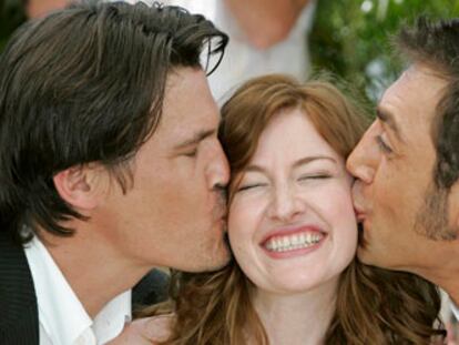 El norteamericano Josh Brolin y Javier Bardem besan en Cannes a la actriz Kelly MacDonald, su compañera de reparto en <i>No country for old men.</i>