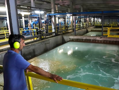 Carlos Miguel, responsable de la planta desalinizadora de El Prat del Llobregat que convierter agua del mar en agua utilizable para usos domésticos.