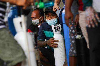 Un grupo de personas guarda cola para rellenar sus botellas de oxígeno en Surabaya (Indonesia), el 12 de julio.
