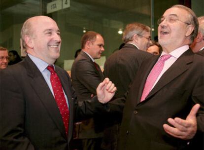 El comisario europeo Joaquín Almunia y el ministro español Pedro Solbes, antes de la reunión del Ecofin.