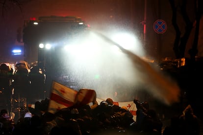 La policía georgiana carga con un cañón de agua contra los manifestantes, este domingo en Tbilisi.