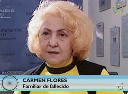 La defensora del paciente, Carmen Flores, identificada como "familiar de fallecido" en el programa <i>La Noria.</i>